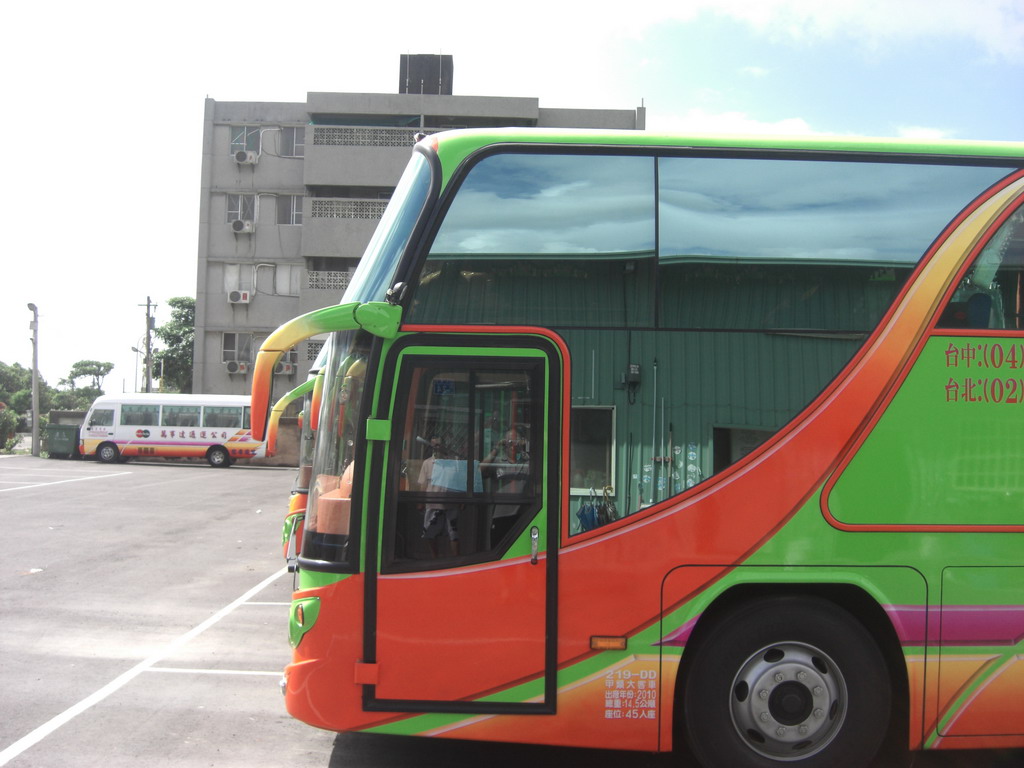 中部=、心之芳庭、彩虹眷村、鹿港老街、紙箱王、宮原眼科、逢甲夜市、一中商圈、合歡山、清境農場、日月潭、埔里、車埕、集集、寶島時代村、天空之橋、逢甲夜市、新社莊園、廬山溫泉、溪頭妖怪村。